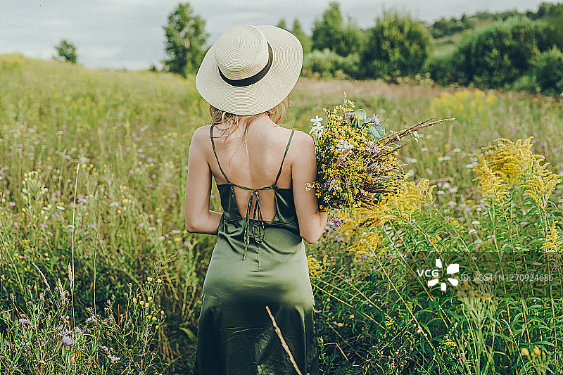 享受户外夏日生活的年轻白人女性图片素材