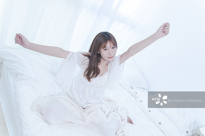 女人醒来伸懒腰图片素材