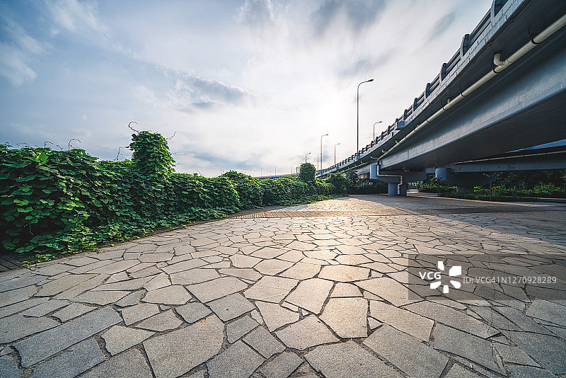 高架桥下的广场图片素材