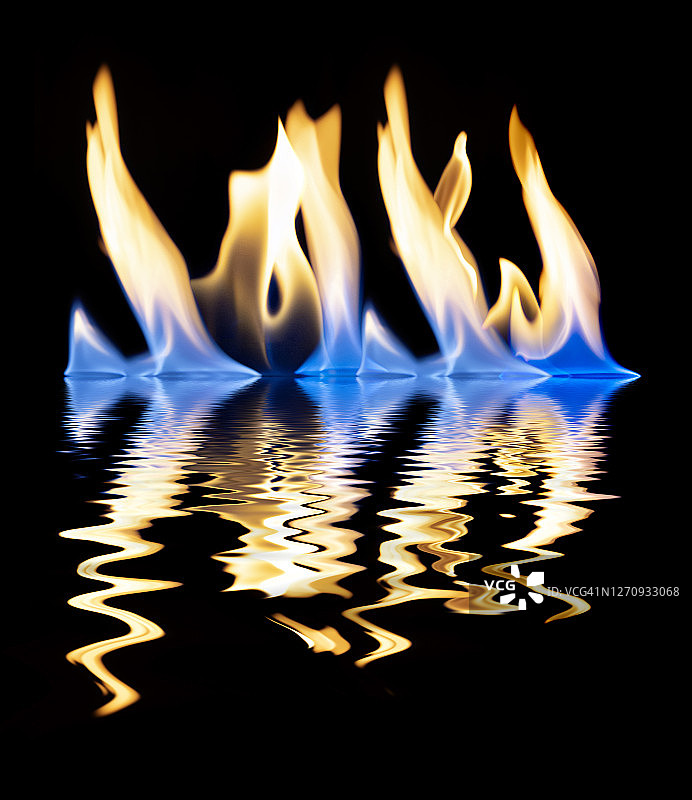 黑色背景下火焰的水面倒影图片素材