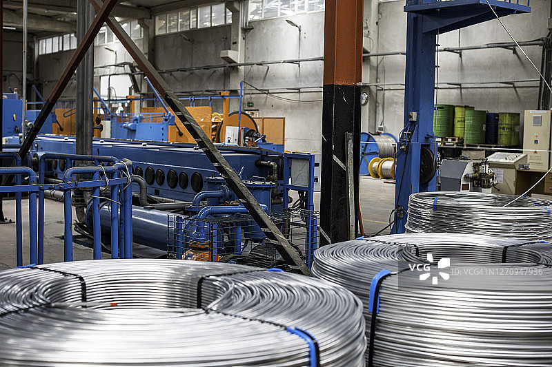 钢铁工业中的缆绳制造机图片素材