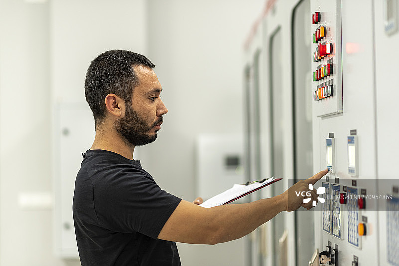 电厂控制室操作员工作场景图片素材