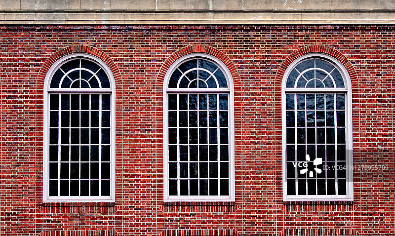 三个拱形窗户图片素材