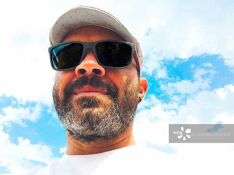 戴着太阳镜和帽子的男人肖像图片素材