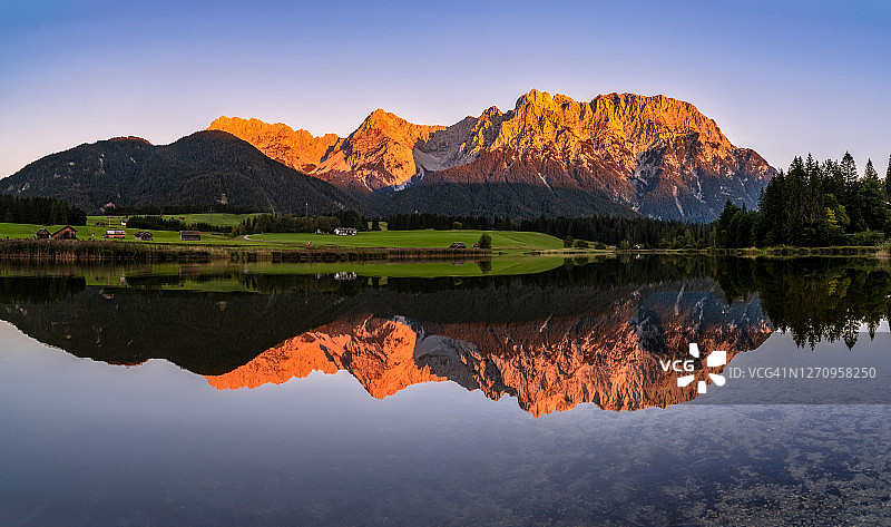 德国上巴伐利亚的阿尔卑斯山辉光图片素材