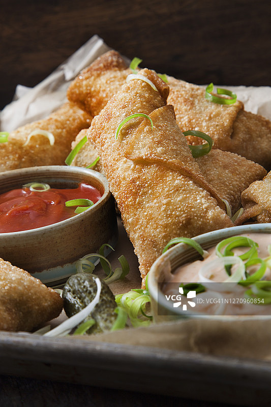 芝士汉堡蛋卷配番茄酱和香辣蛋黄酱图片素材