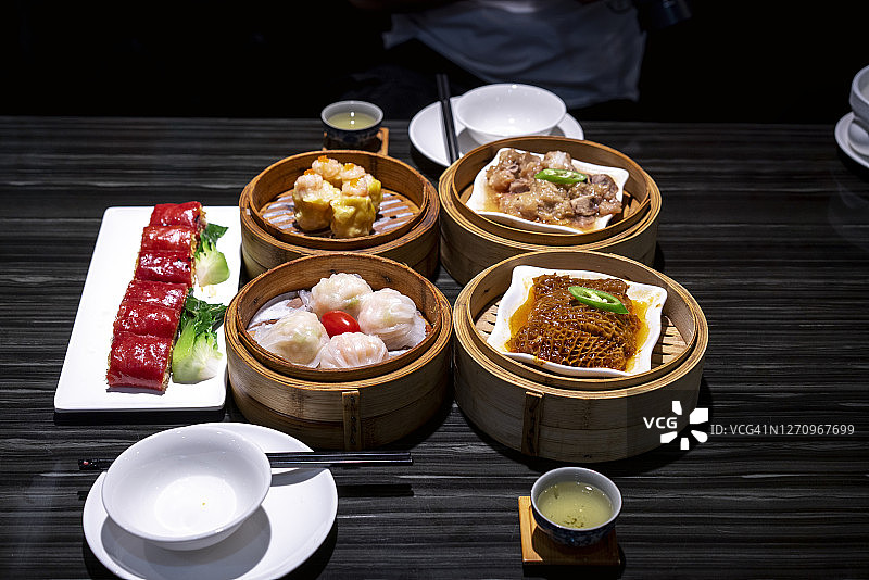 特写变化的点心在一个餐厅图片素材