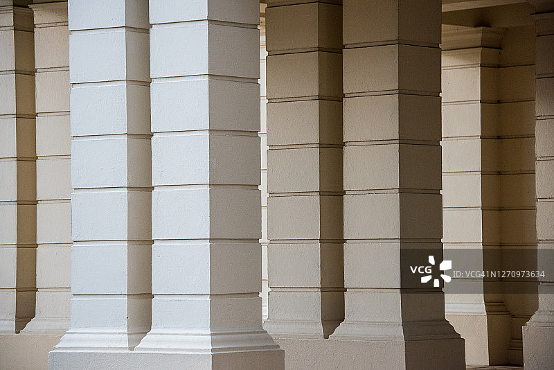 白色灰泥柱廊图片素材