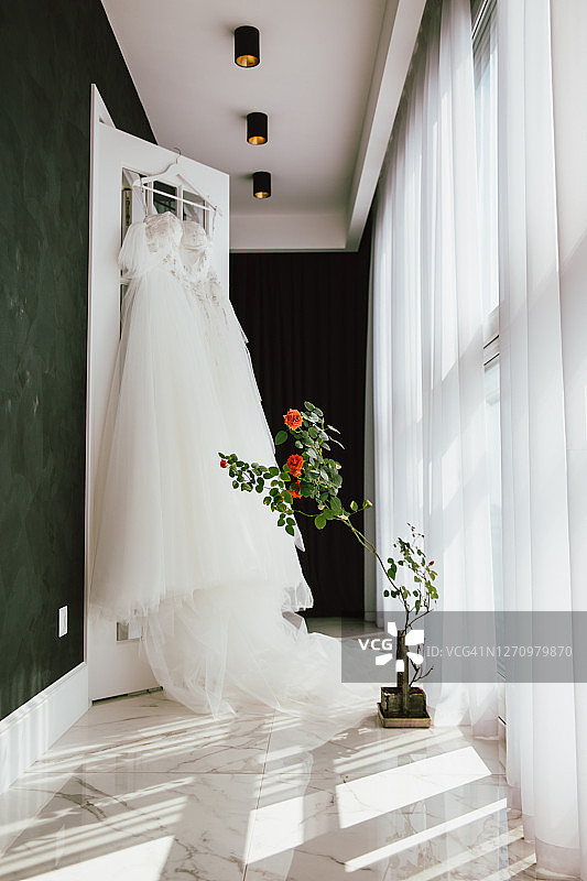 悬挂的婚纱图片素材