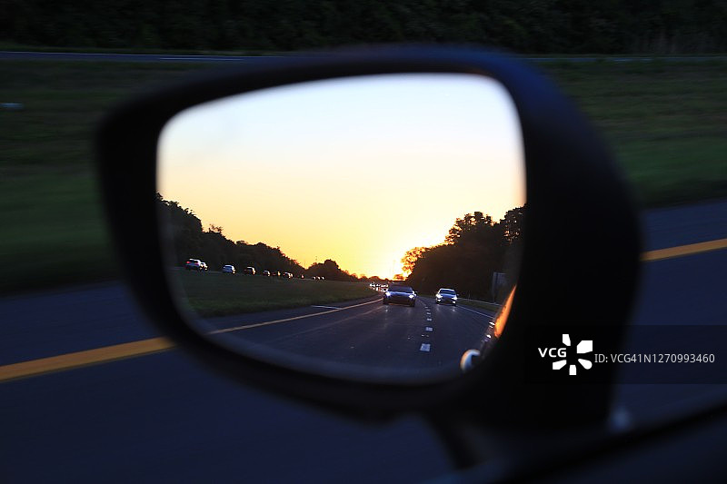 车辆后视镜中的交通景象图片素材