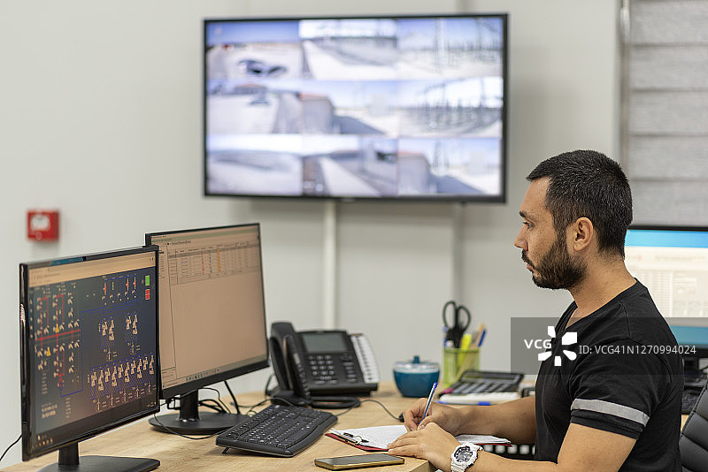 电厂控制室操作员工作场景图片素材