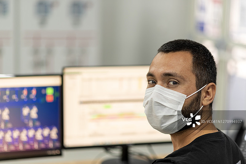 电厂控制室操作员工作场景图片素材