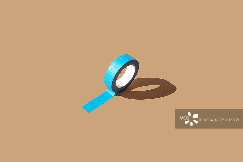 米色背景上的蓝色美纹纸图片素材