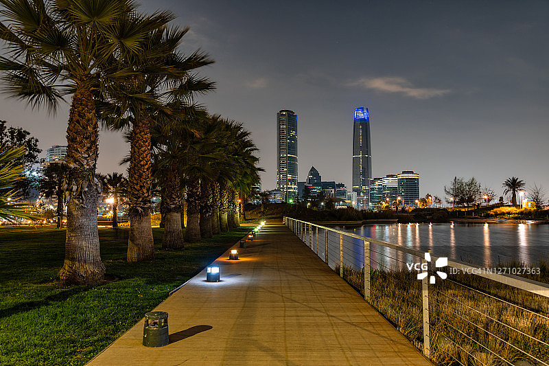 从比森特纳里奥公园看到的圣地亚哥金融区图片素材