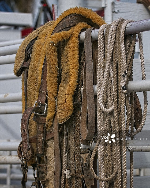 等待牛仔竞技开始的马鞍带图片素材