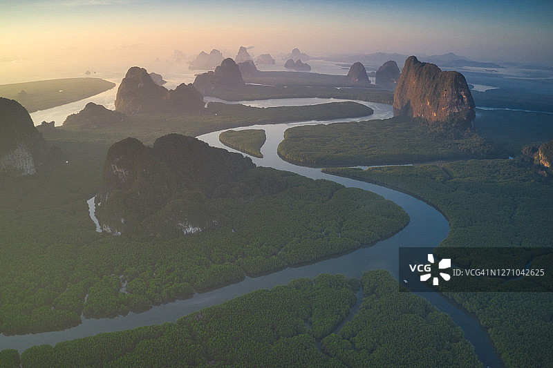 泰国普吉岛攀牙湾的早晨鸟瞰图图片素材