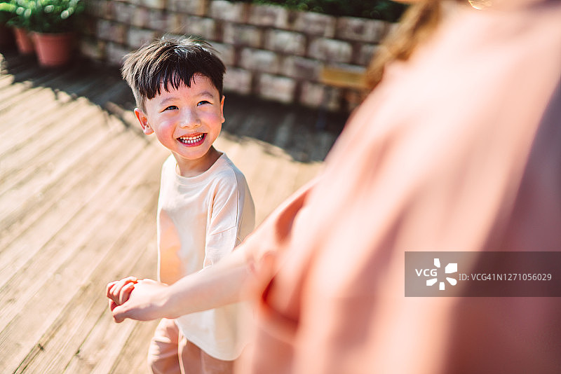 儿子和妈妈在公园漫步的第一人称视角图片素材