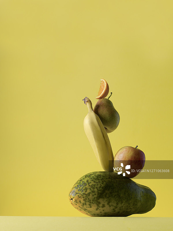 平衡的水果块图片素材