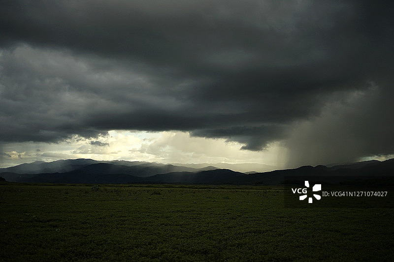 暴雨覆盖山脉的广角恶劣天气景观图片素材