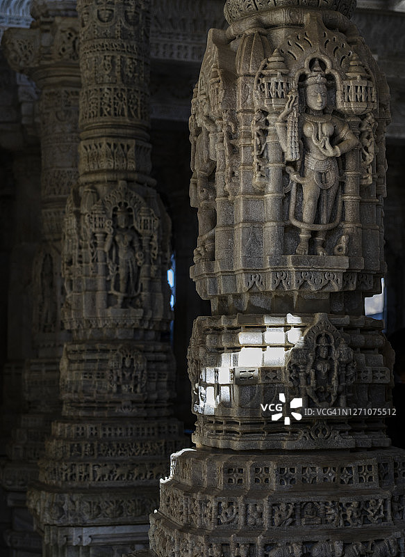 印度拉贾斯坦邦耆那教寺庙中的摩诃毗罗雕塑（广角）图片素材