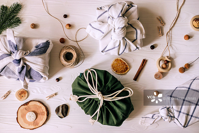 圣诞节风吕敷包裹，零浪费理念图片素材