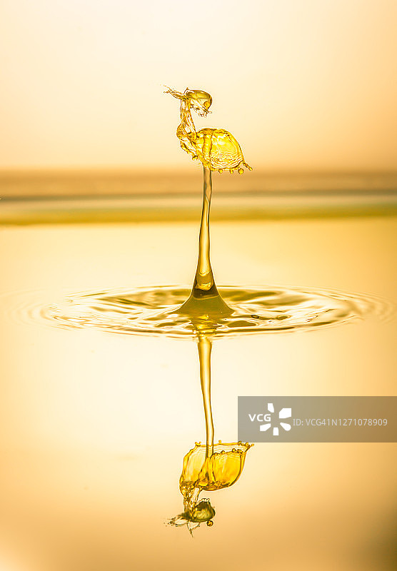 金色油滴水花图片素材