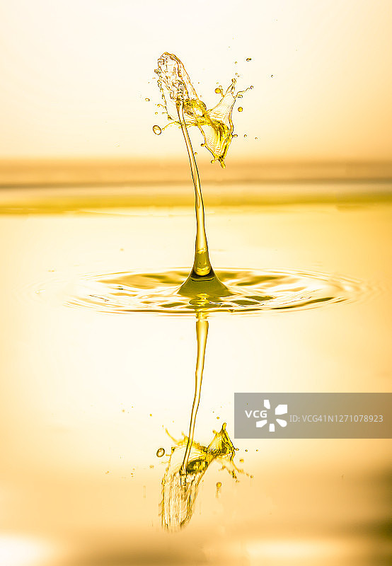 金色油滴水花图片素材