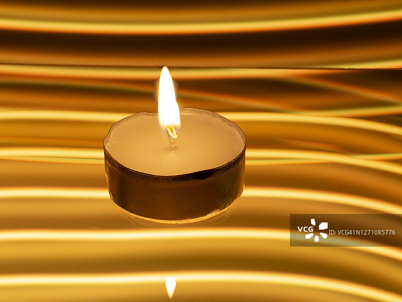 温暖现代的环境中点燃的蜡烛图片素材