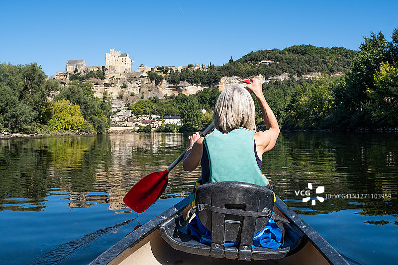 在多尔多涅河上划独木舟（从拉罗克到贝纳克，法国）图片素材