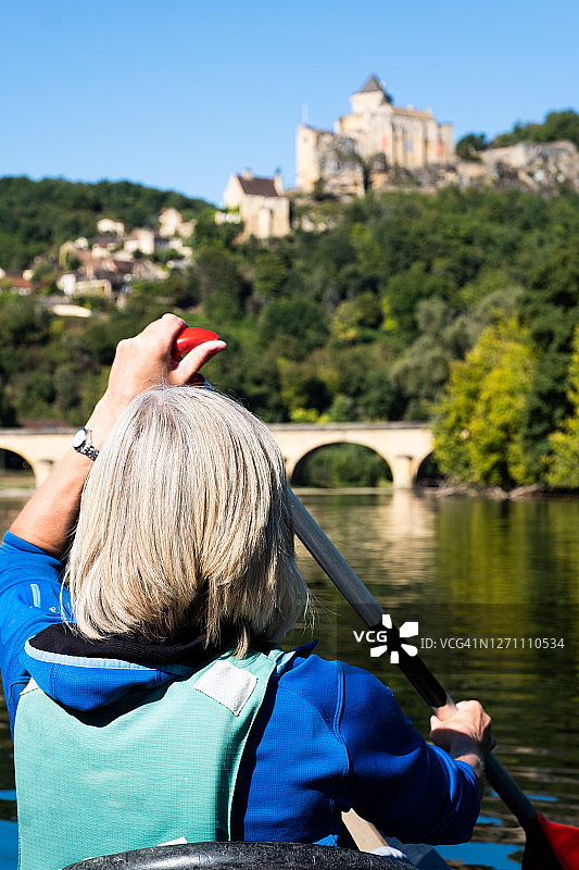 在多尔多涅河上划独木舟（从拉罗克到贝纳克，法国）图片素材
