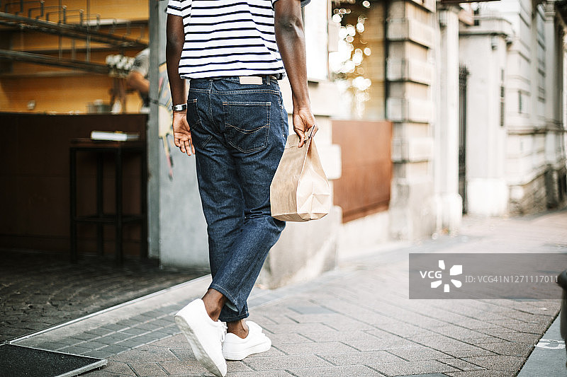 携带快餐的非裔美国男人图片素材