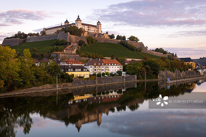 德国巴伐利亚州维尔茨堡的玛丽恩堡要塞日出图片素材