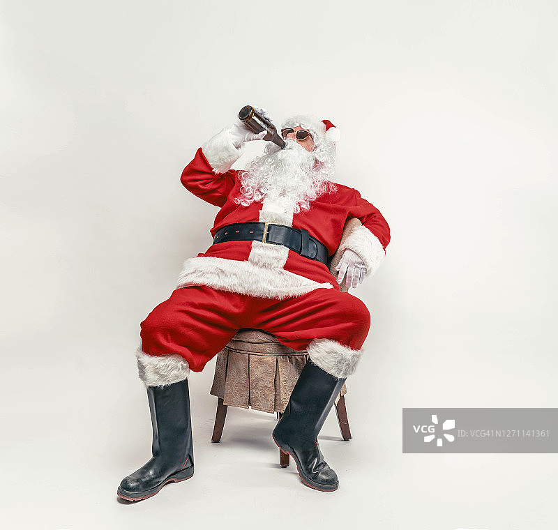 圣诞老人喝啤酒图片素材