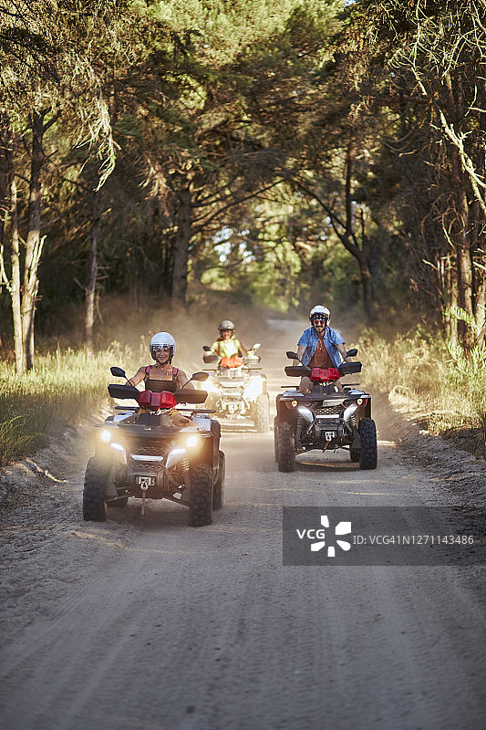 朋友们一起在森林里骑四轮摩托车图片素材