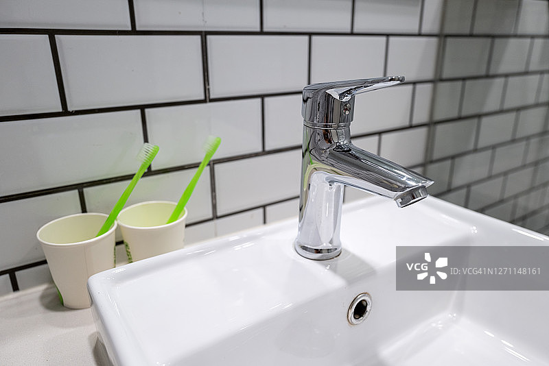 水槽边的两把牙刷图片素材