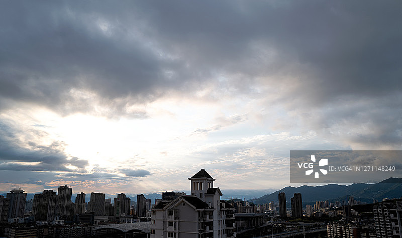 中国福州居民区上空的天空和云彩图片素材