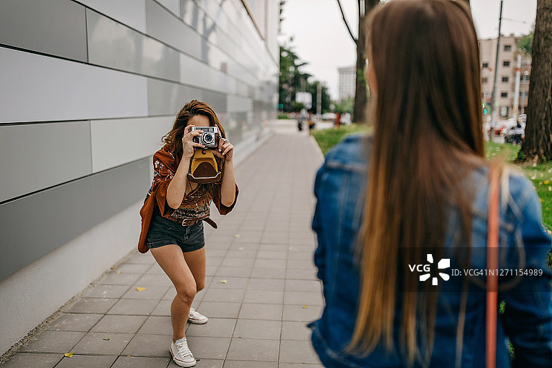 使用老式相机摄影图片素材