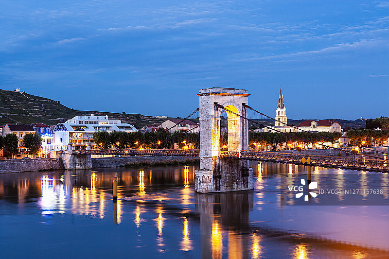 马克-塞甘人行天桥和罗讷河，背景是坦-埃尔米塔日图片素材