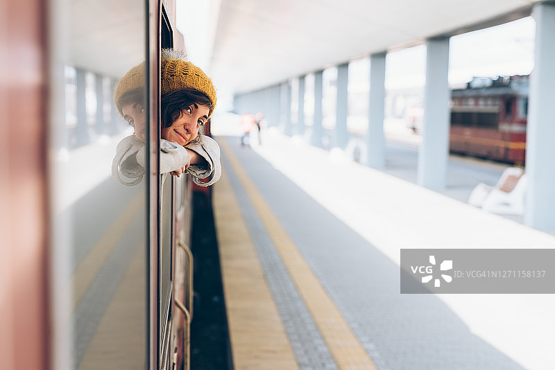 乘坐火车旅行图片素材