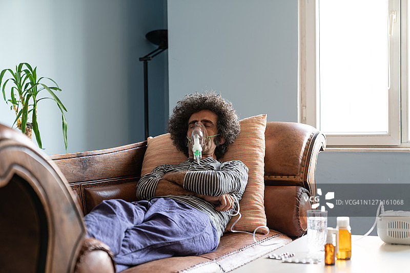 在家使用雾化器的成熟男人图片素材