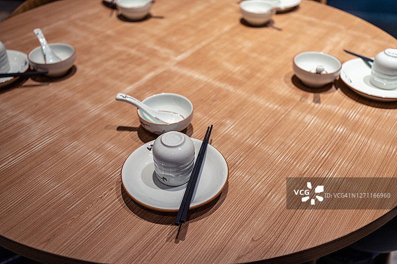 餐桌上的餐具特写图片素材