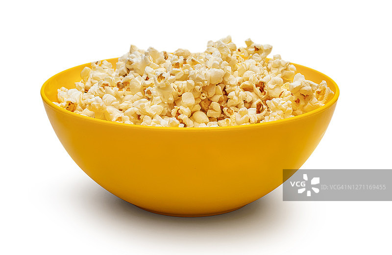 白色背景上的黄色爆米花碗图片素材