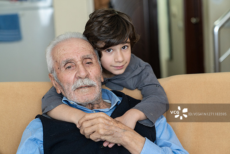 爷爷和孙子在客厅里合影图片素材