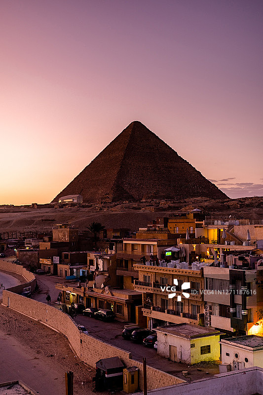 吉萨大金字塔的黄昏天空图片素材