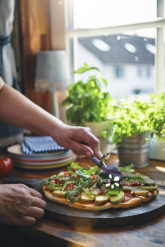 纯素牛油果番茄芝麻菜披萨图片素材