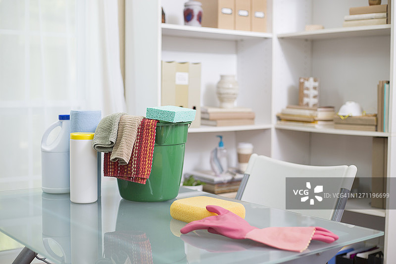 清洁办公室和桌面表面的手套、海绵和消毒剂图片素材