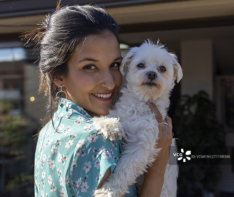 女孩和她的宠物图片素材