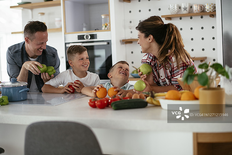 父母和儿子们一起做早餐图片素材