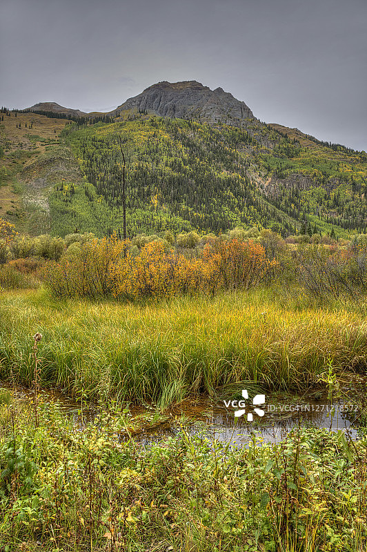 秋色山景与小溪图片素材