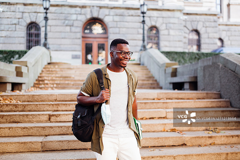 快乐的年轻非裔美国男学生图片素材